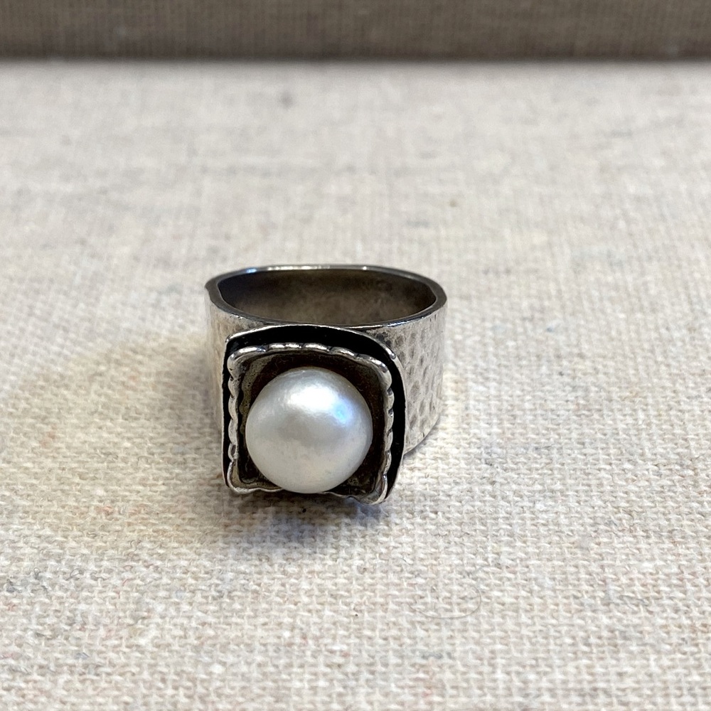 Elegant Silver Pearl Ring